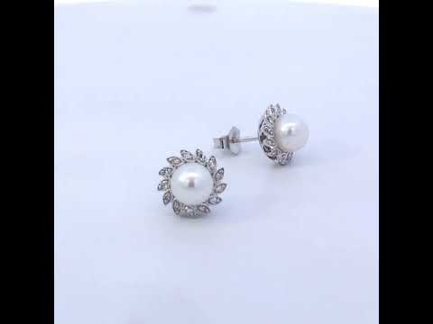 Rotating video showing the jewelry item
