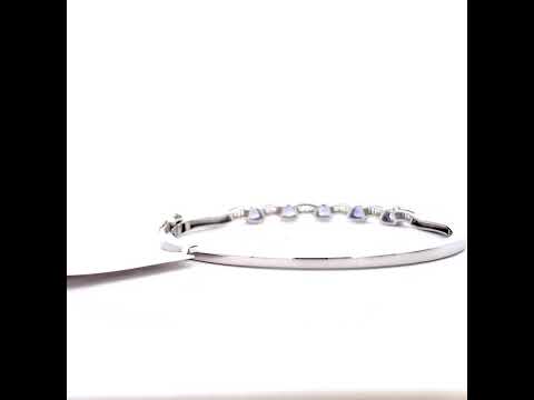 Rotating video showing the jewelry item