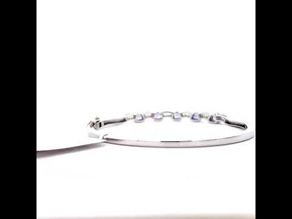 Rotating video showing the jewelry item