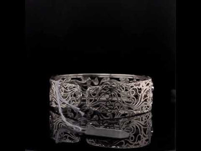 Rotating video showing the jewelry item