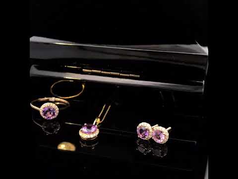 Rotating video showing the jewelry item