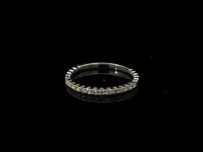Rotating video showing the jewelry item
