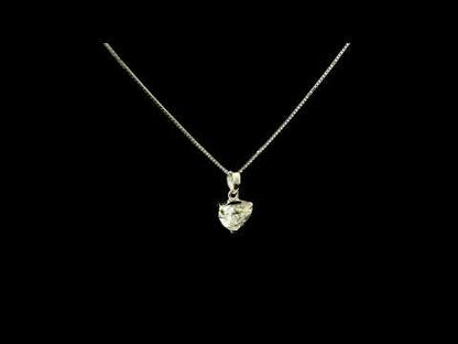 Rotating video showing the jewelry item