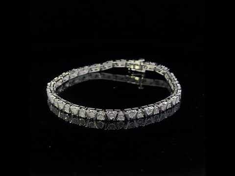 Rotating video showing the jewelry item