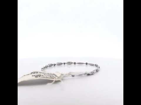 Rotating video showing the jewelry item