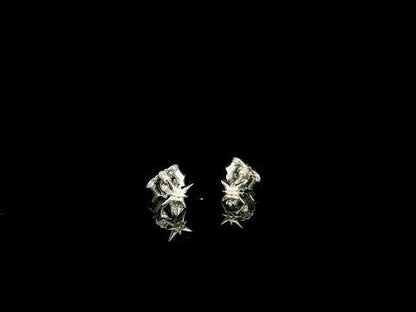 Rotating video showing the jewelry item