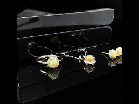 Rotating video showing the jewelry item