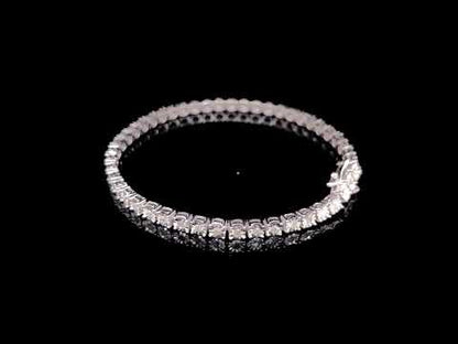 Rotating video showing the jewelry item