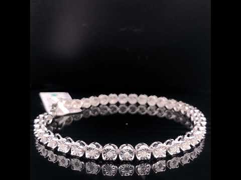 Rotating video showing the jewelry item