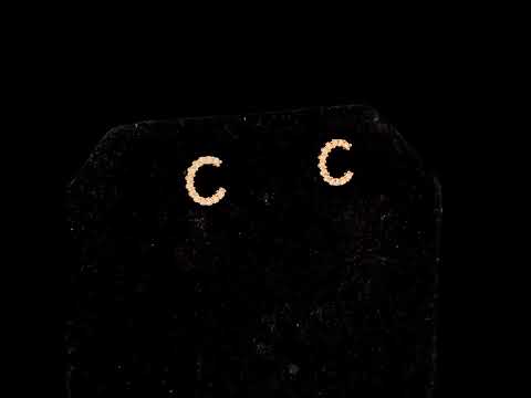 Rotating video showing the jewelry item