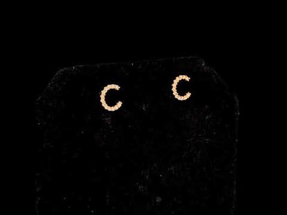 Rotating video showing the jewelry item