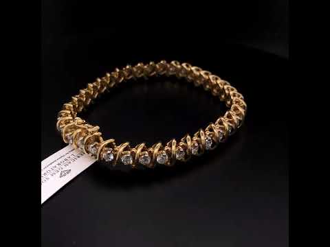 Rotating video showing the jewelry item
