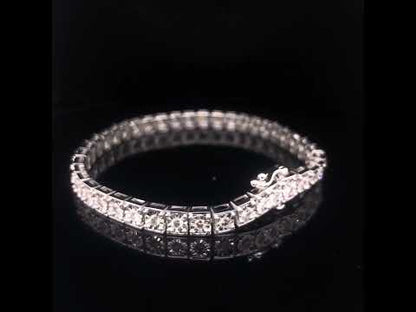 Rotating video showing the jewelry item