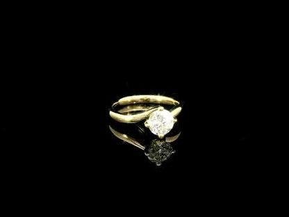 Rotating video showing the jewelry item