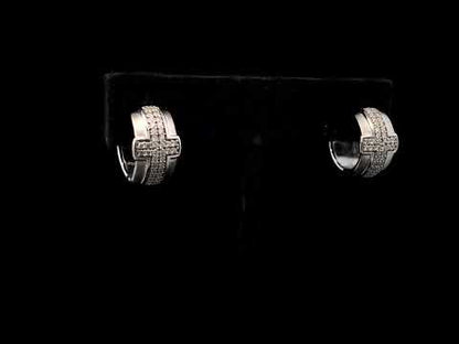 Rotating video showing the jewelry item
