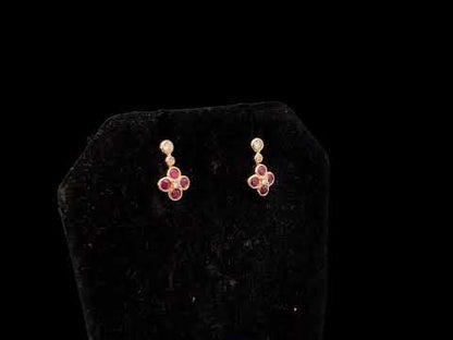 Rotating video showing the jewelry item