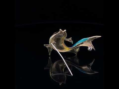 Rotating video showing the jewelry item