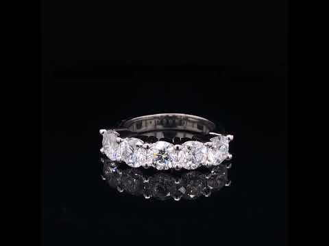 Rotating video showing the jewelry item