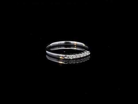 Rotating video showing the jewelry item
