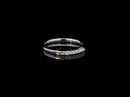 Rotating video showing the jewelry item