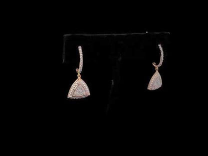 Rotating video showing the jewelry item