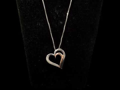 Rotating video showing the jewelry item