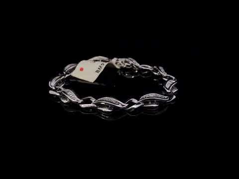 Rotating video showing the jewelry item