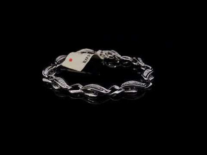 Rotating video showing the jewelry item