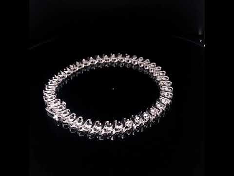 Rotating video showing the jewelry item