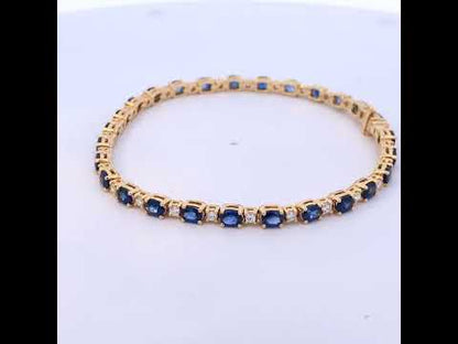 Rotating video showing the jewelry item