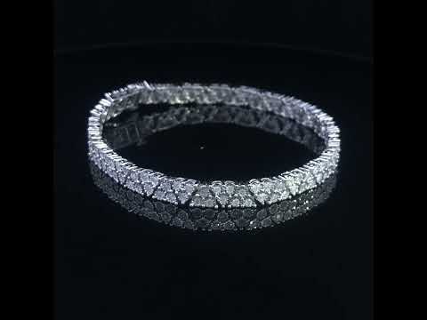 Rotating video showing the jewelry item