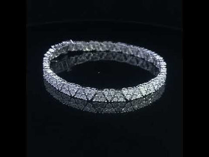 Rotating video showing the jewelry item