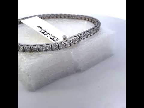 Rotating video showing the jewelry item