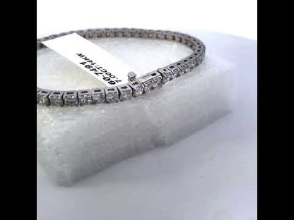 Rotating video showing the jewelry item