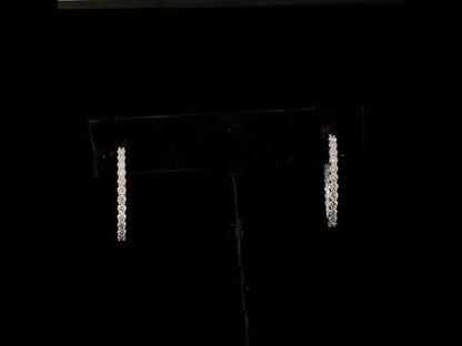 Rotating video showing the jewelry item