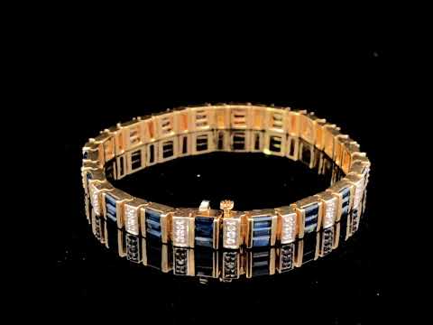 Rotating video showing the jewelry item