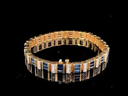Rotating video showing the jewelry item
