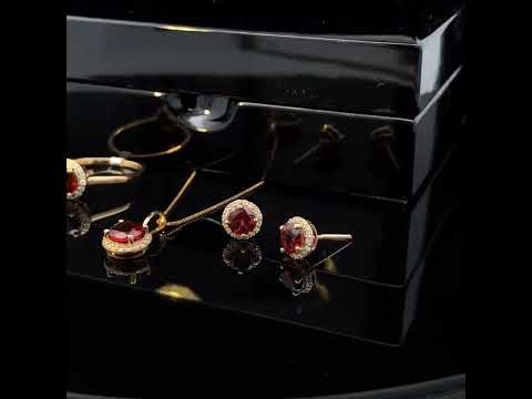 Rotating video showing the jewelry item