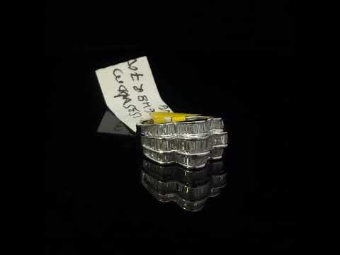 Rotating video showing the jewelry item