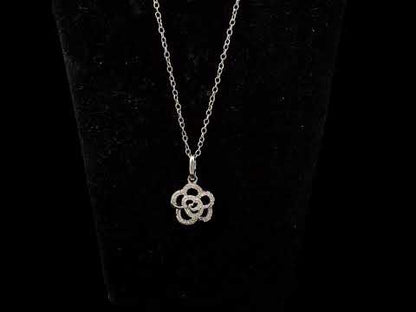 Rotating video showing the jewelry item