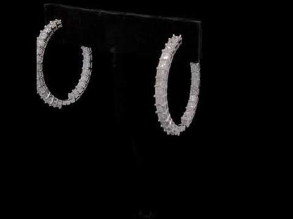 Rotating video showing the jewelry item