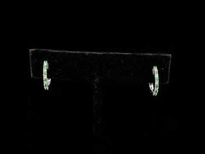 Rotating video showing the jewelry item