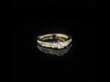 Rotating video showing the jewelry item
