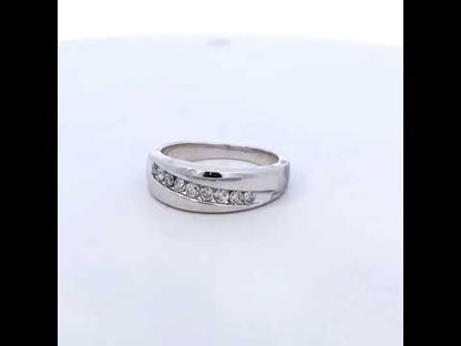 Rotating video showing the jewelry item