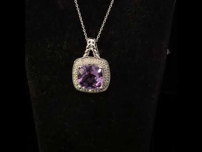 Rotating video showing the jewelry item