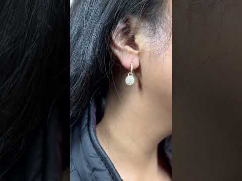 Rotating video showing the jewelry item