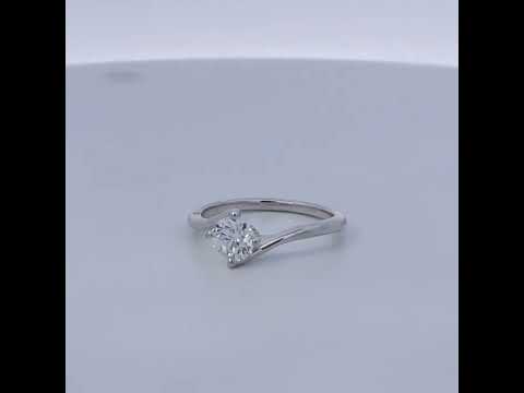 Rotating video showing the jewelry item