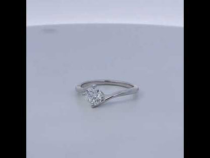 Rotating video showing the jewelry item