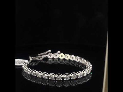 Rotating video showing the jewelry item