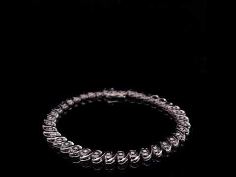 Rotating video showing the jewelry item